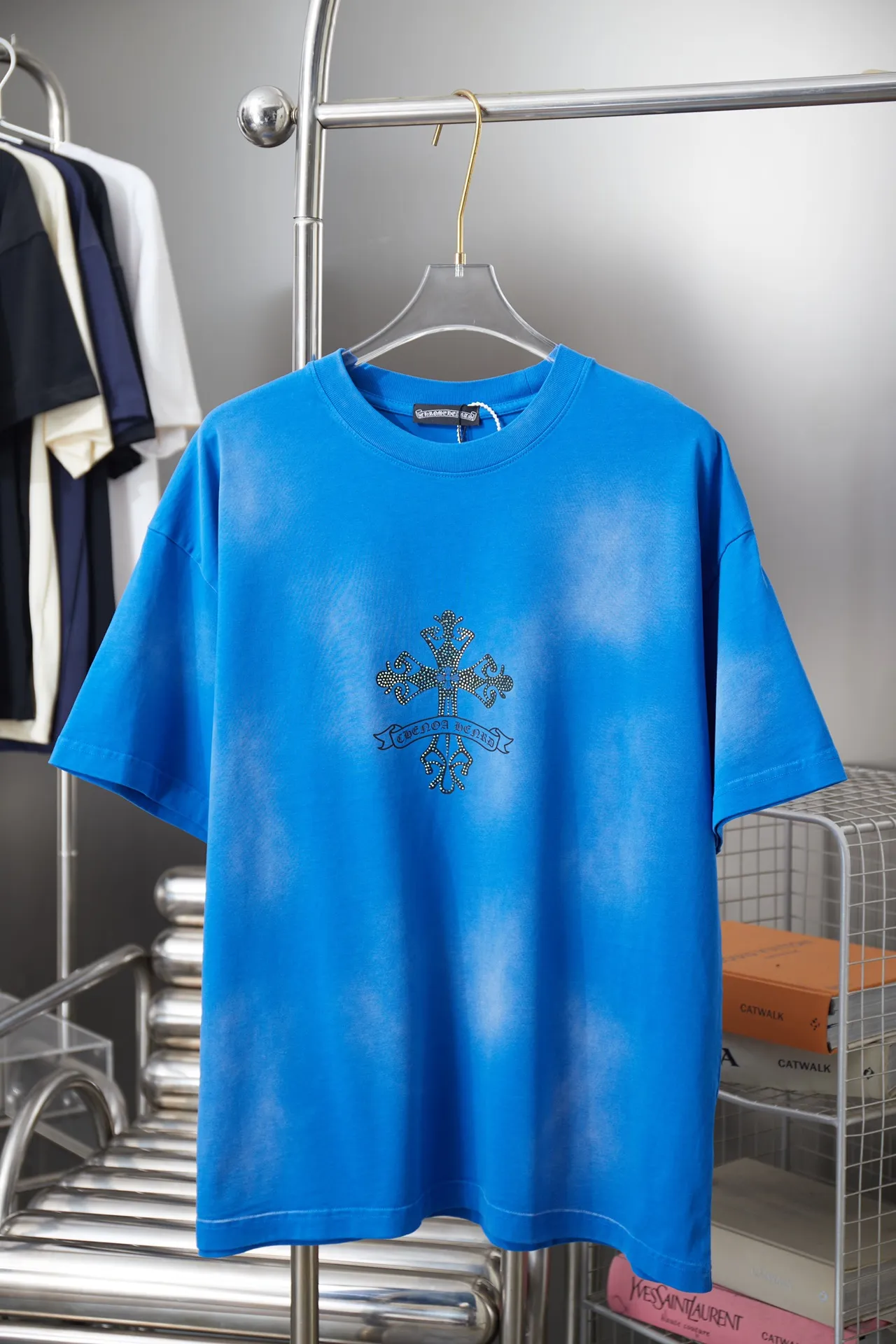 P190 Chrome Hearte 25SS early spring new model, cross hot diamond short sleeves, light luxury, essential item for daily commuting for men and women, correct version, welcome to compare, detailed features · 280 grams of 100% pure cotton double yarn jersey fabric · Custom dyeing in the same vat with special thickened 32 pieces of double-strand 1X1 thread · Digital direct printing ➕ High temperature Australian imported diamonds. Ready-made garments are dyed, and then faded and fried snowflakes are processed. Then wash to make it look old. General washing improves the effect · Double-needle stitching across seams · Original main mark, washed tag, branded moisture-proof paper packaging Color: black/blue/grey Size: S/M/L/XL